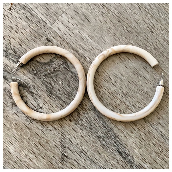 BEIGE MARBLE PRINT GORGEOUS HOOP EARRINGS - Picture 4 of 6